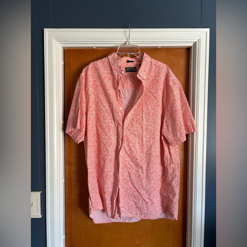*Husband’s closet purge, buy 2 get 1 free* Men’s short sleeve button down